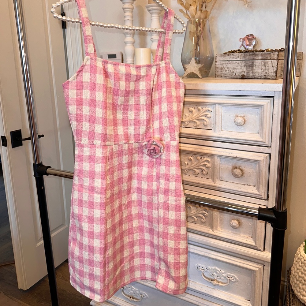 pink and white mini dress 🩷